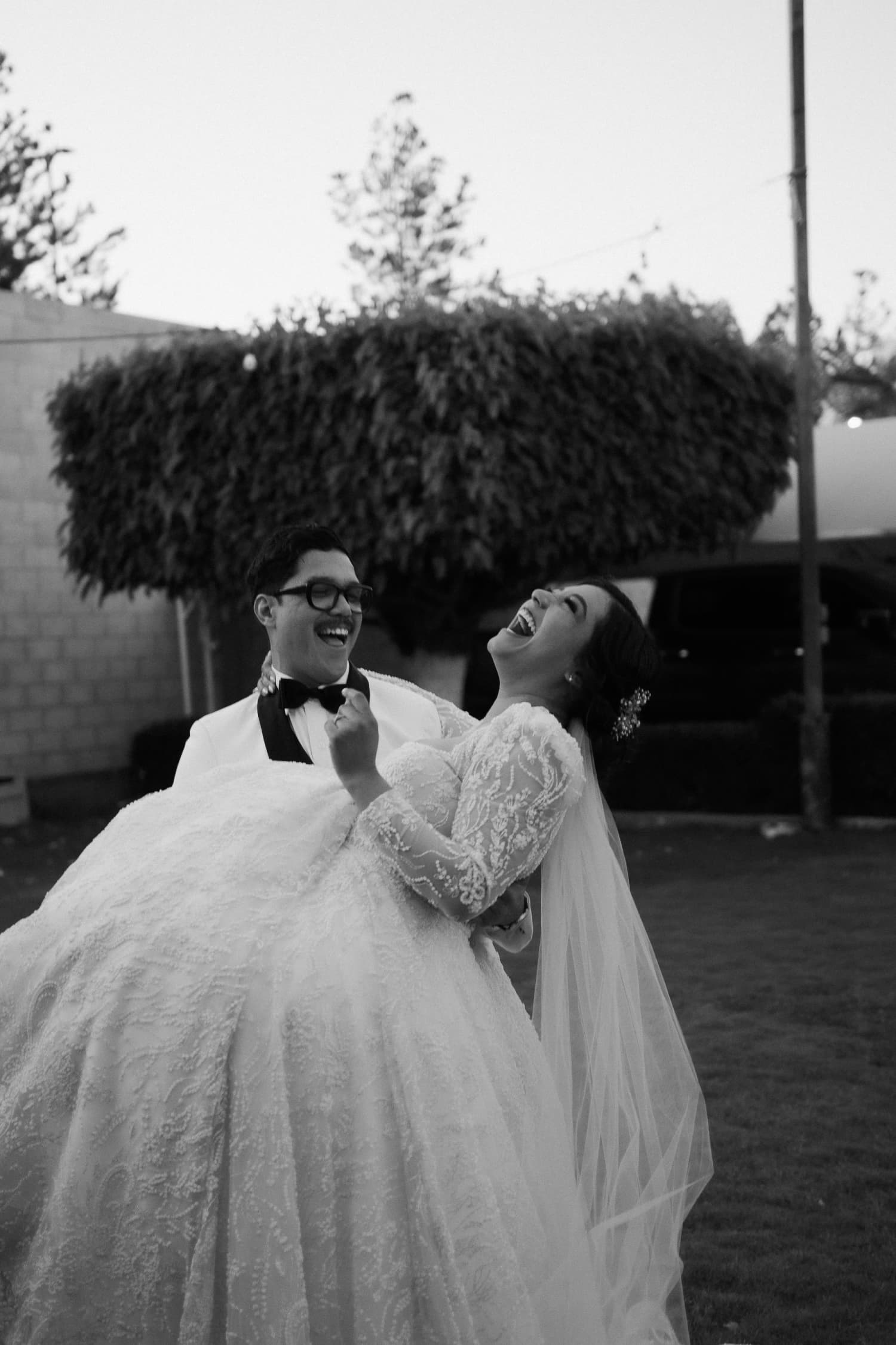 Pasgetrouwd koppel dat samen poseert op hun huwelijksdag