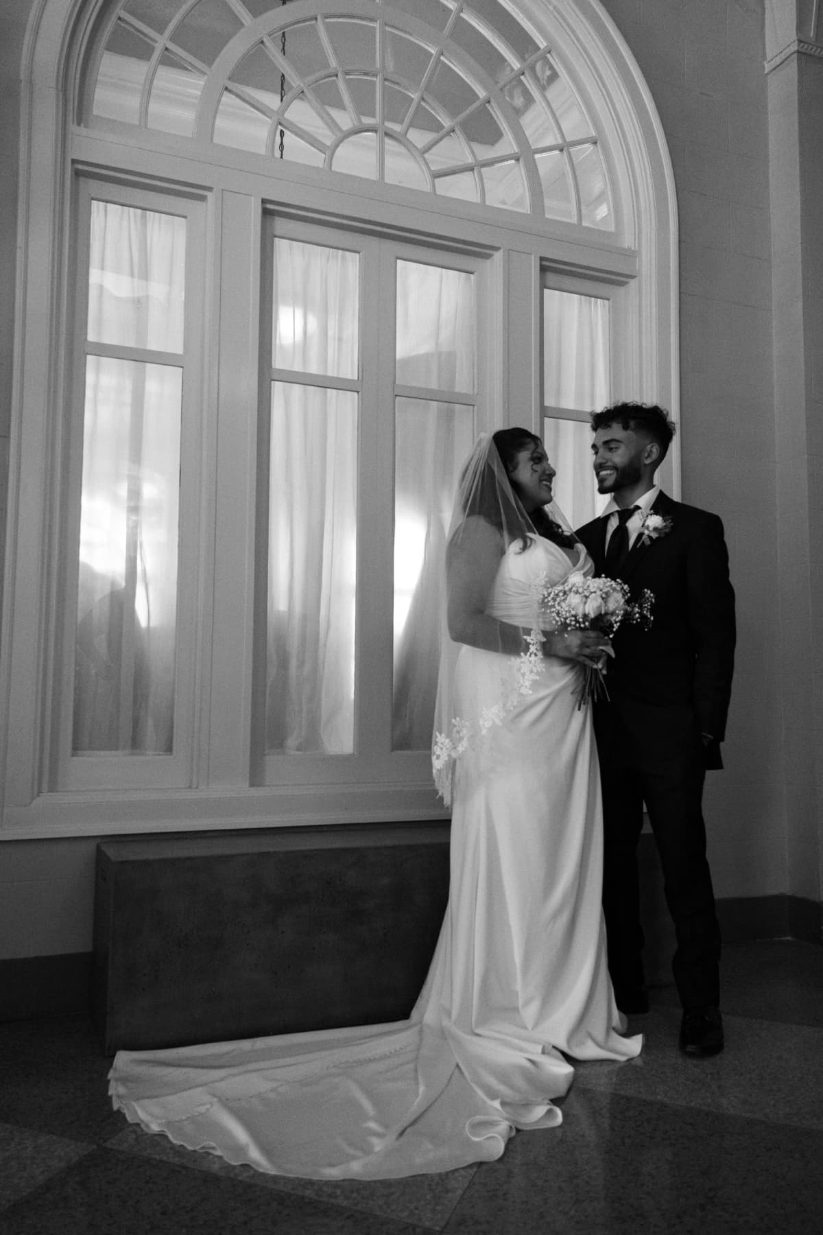 Pasgetrouwd koppel dat samen poseert op hun huwelijksdag