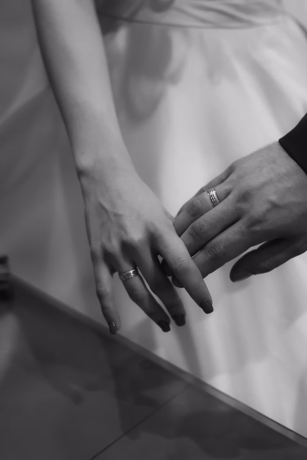 Aura Weddings Webdesign koppel met ringen