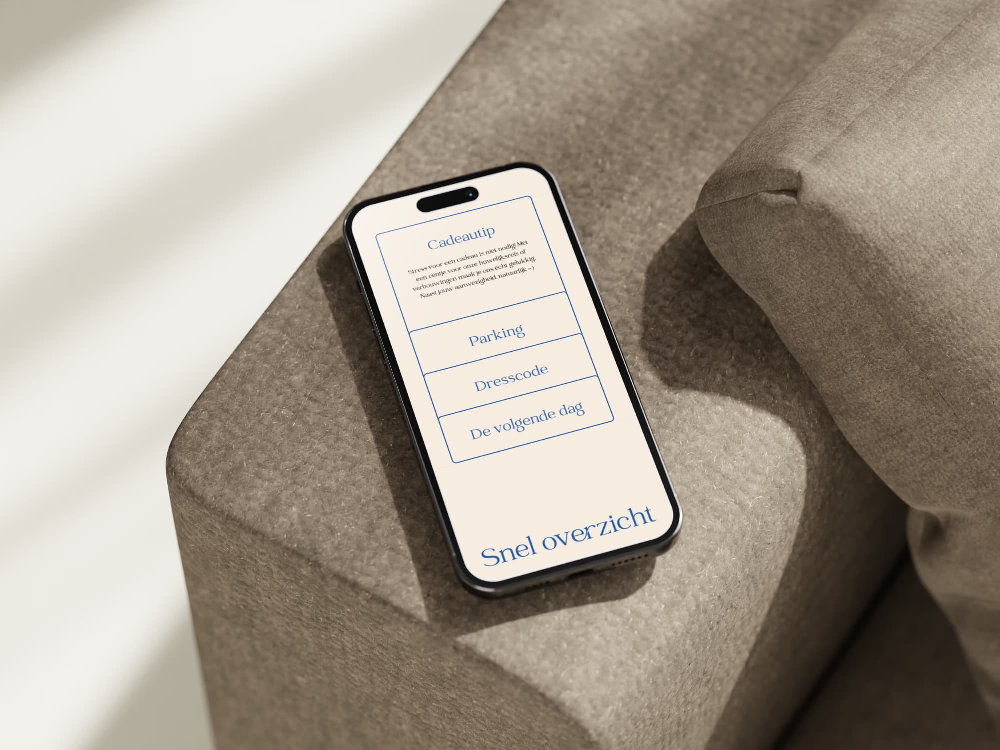 Smartphone met de cards op de trouwwebsite