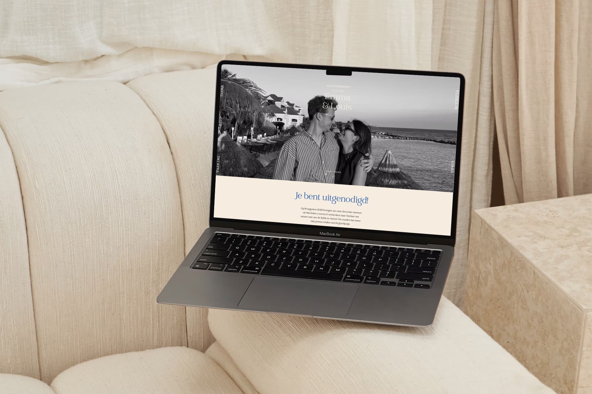 Computerscherm waarop een unieke, op maat gemaakte trouwwebsite wordt getoond