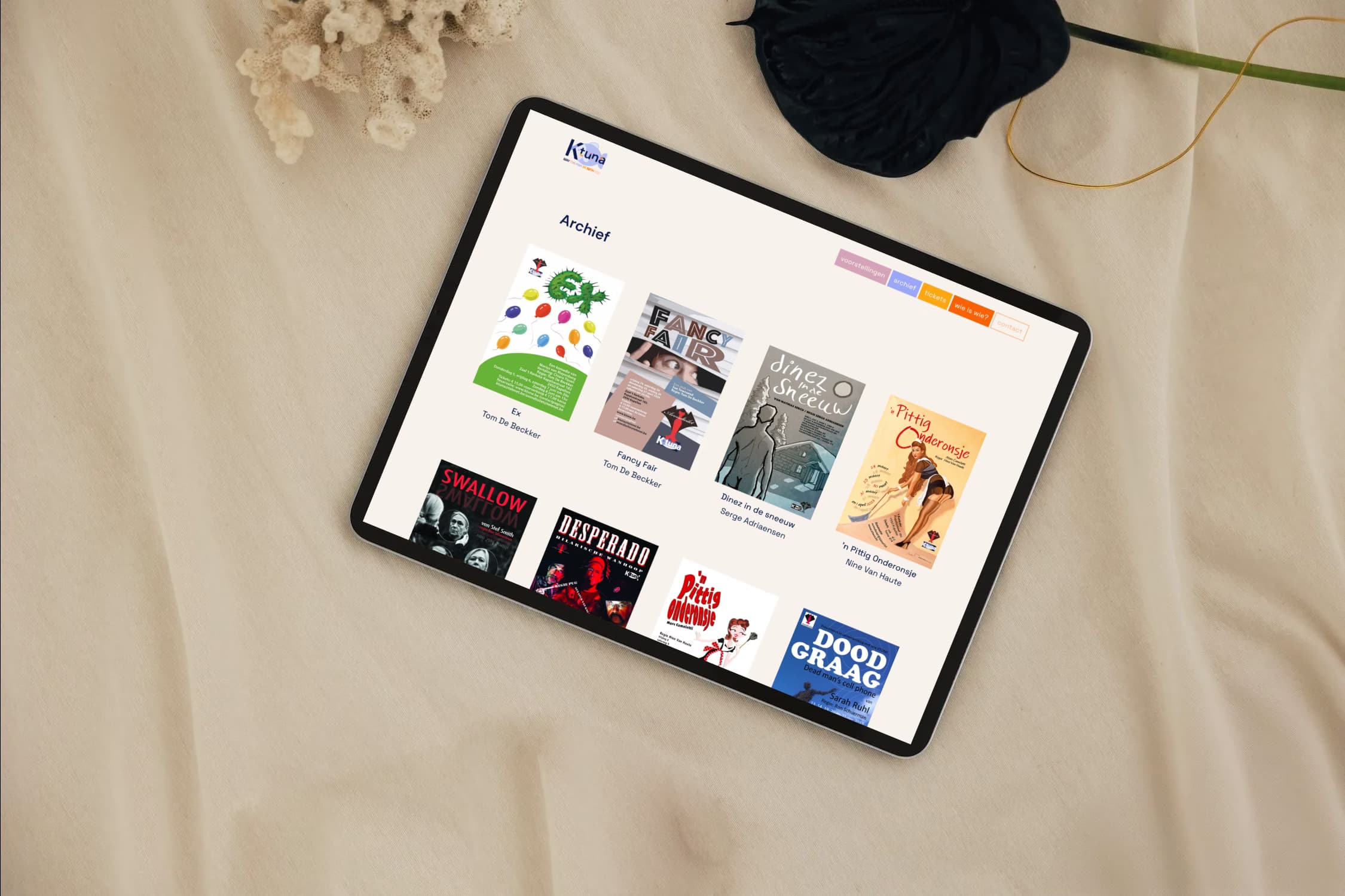 iPad waarop de vernieuwde website van theatergezelschap KTUNA uit Brasschaat wordt getoond