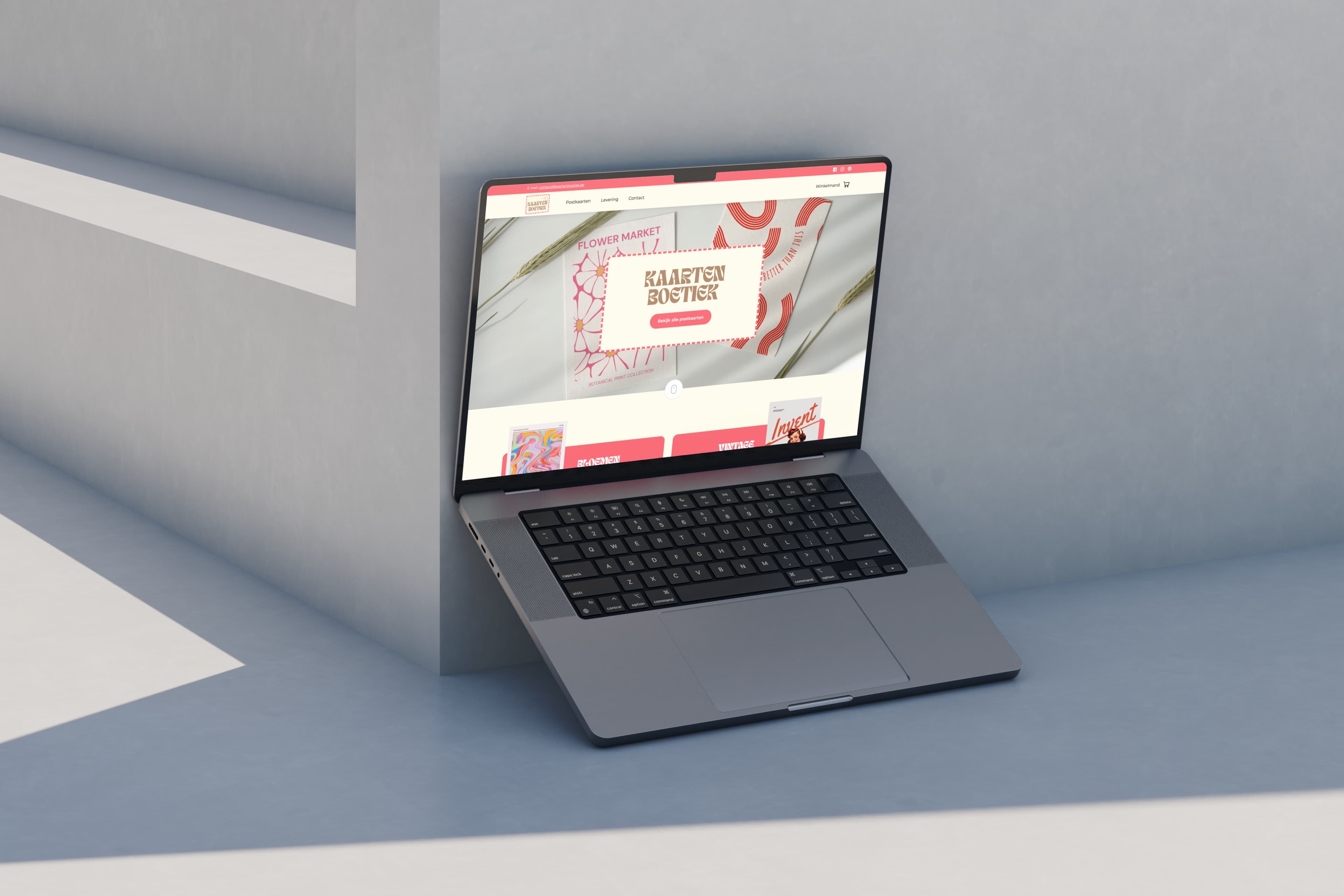 Computerscherm met de webshop van Kaartenboetiek zichtbaar