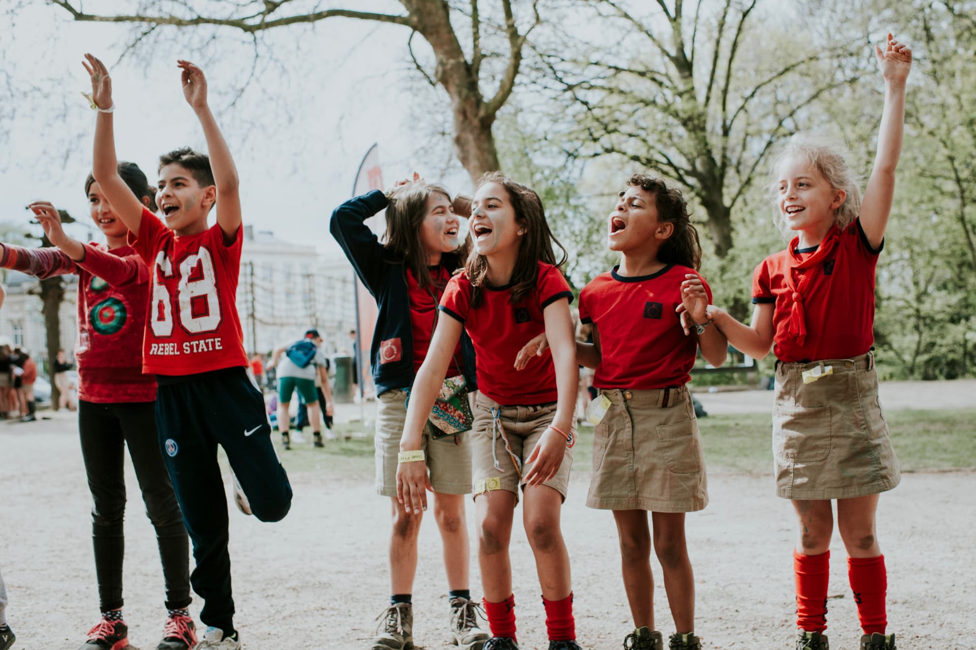 Zes kinderen can de Chiro die zich amuseren