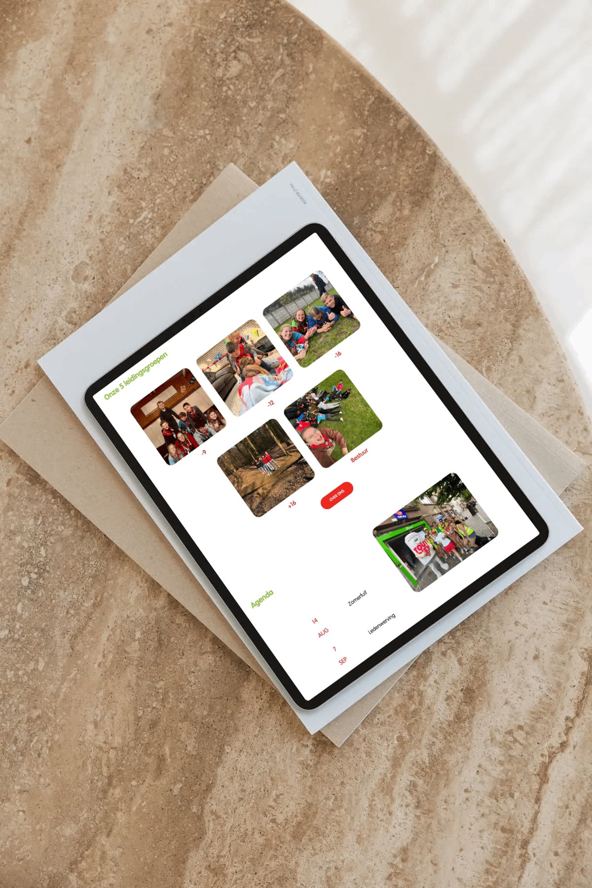 Een iPad met de website van KLJ Arendonk