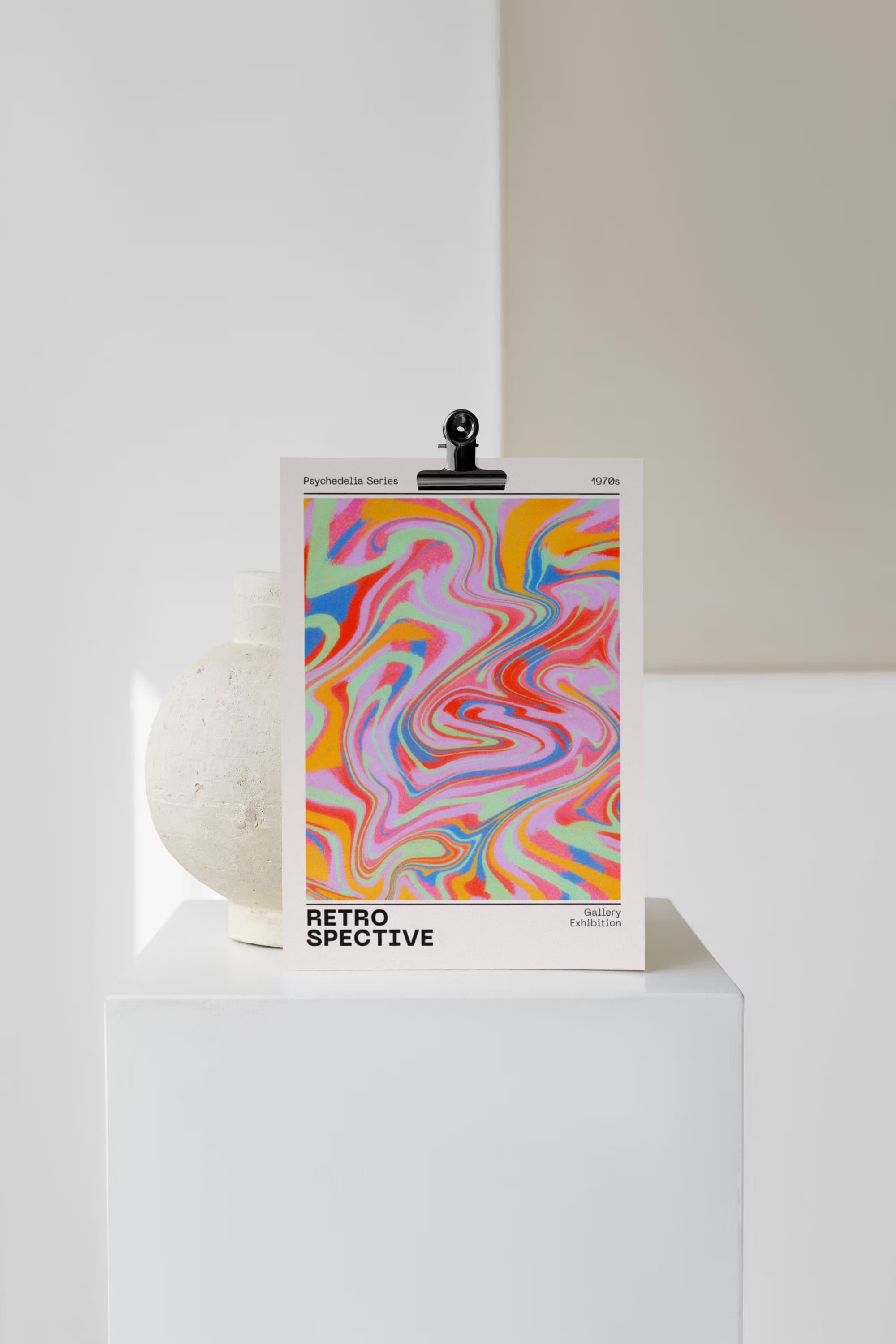 Een kleurrijke postkaart dat voor een witte vaas staat