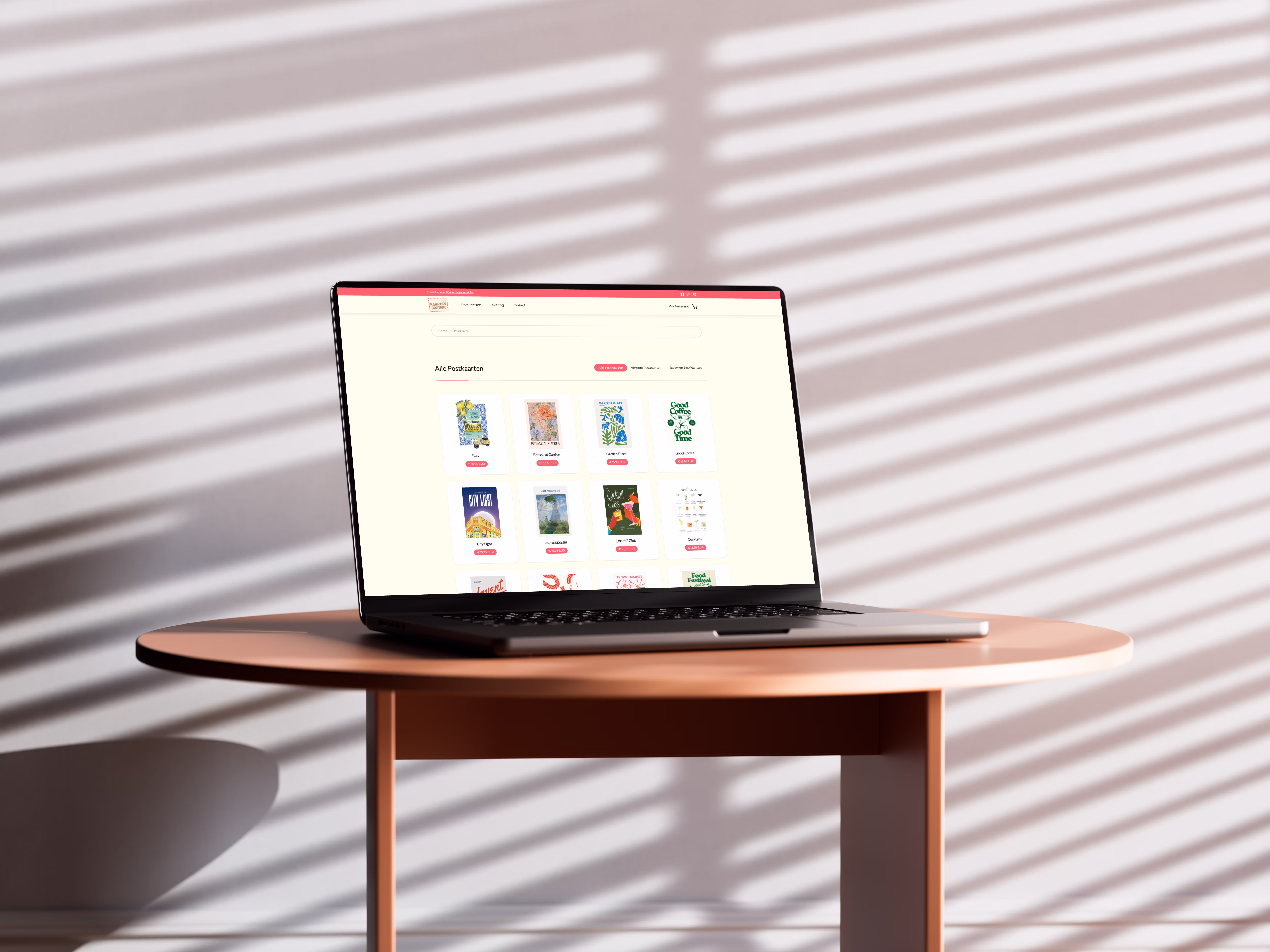 Computer met de webshop van Kaartenboetiek op het scherm