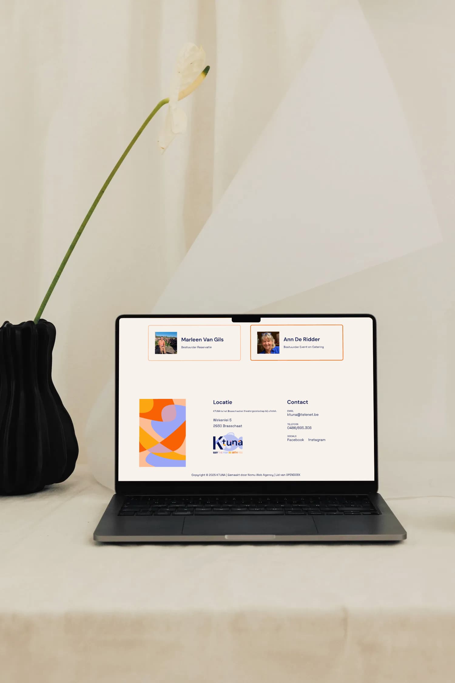 Een computerscherm met de footer van de Ktuna-website in beeld