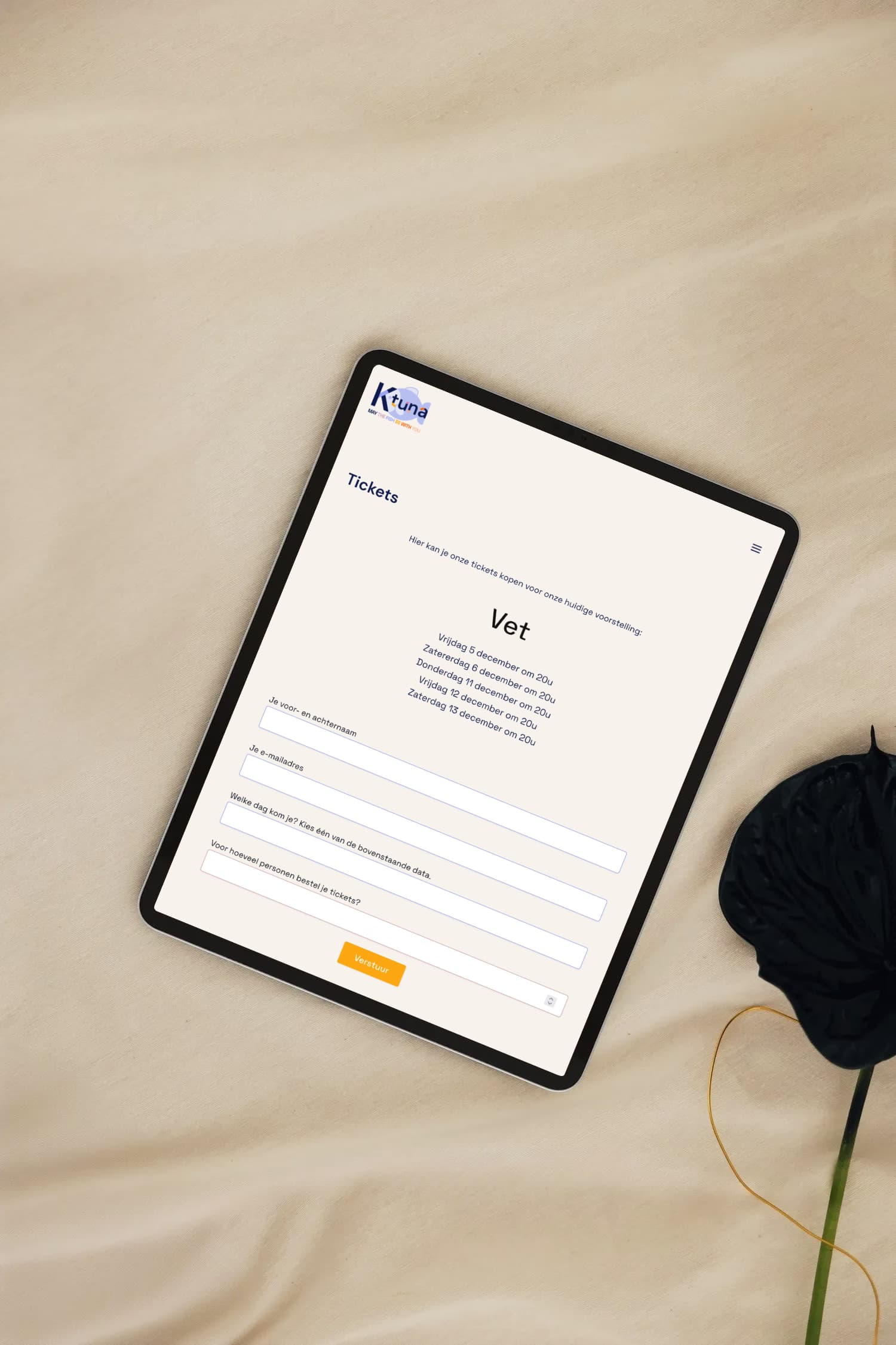 Een iPad-scherm met een website waarop je tickets kunt bestellen