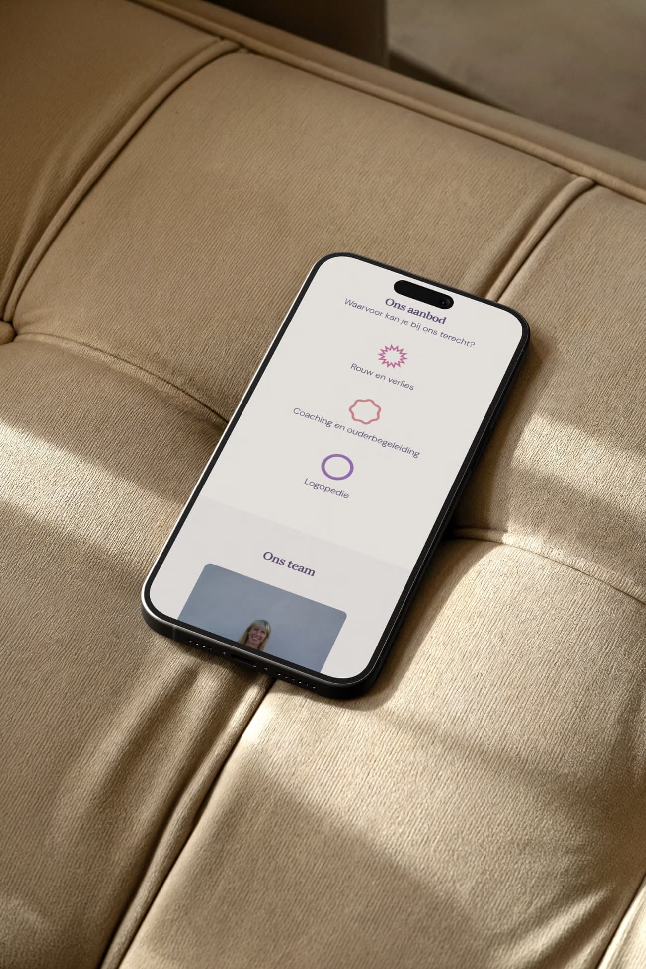 Een iPhone met de website van Lieflingen waar je hun aanbod kunt zien.