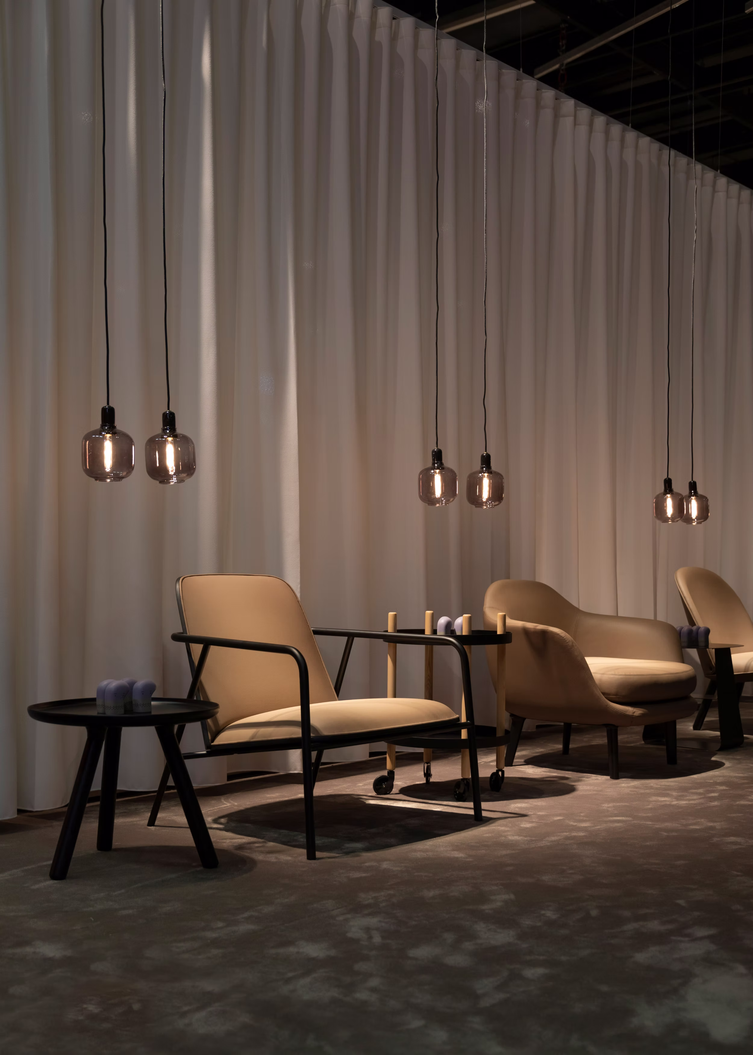 Hotelreceptie waar stoelen, lampen en tafels te zien zijn