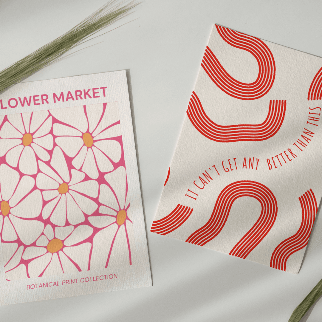 Twee postkaarten: één met bloemen, één met de tekst 'It can't get any better than this