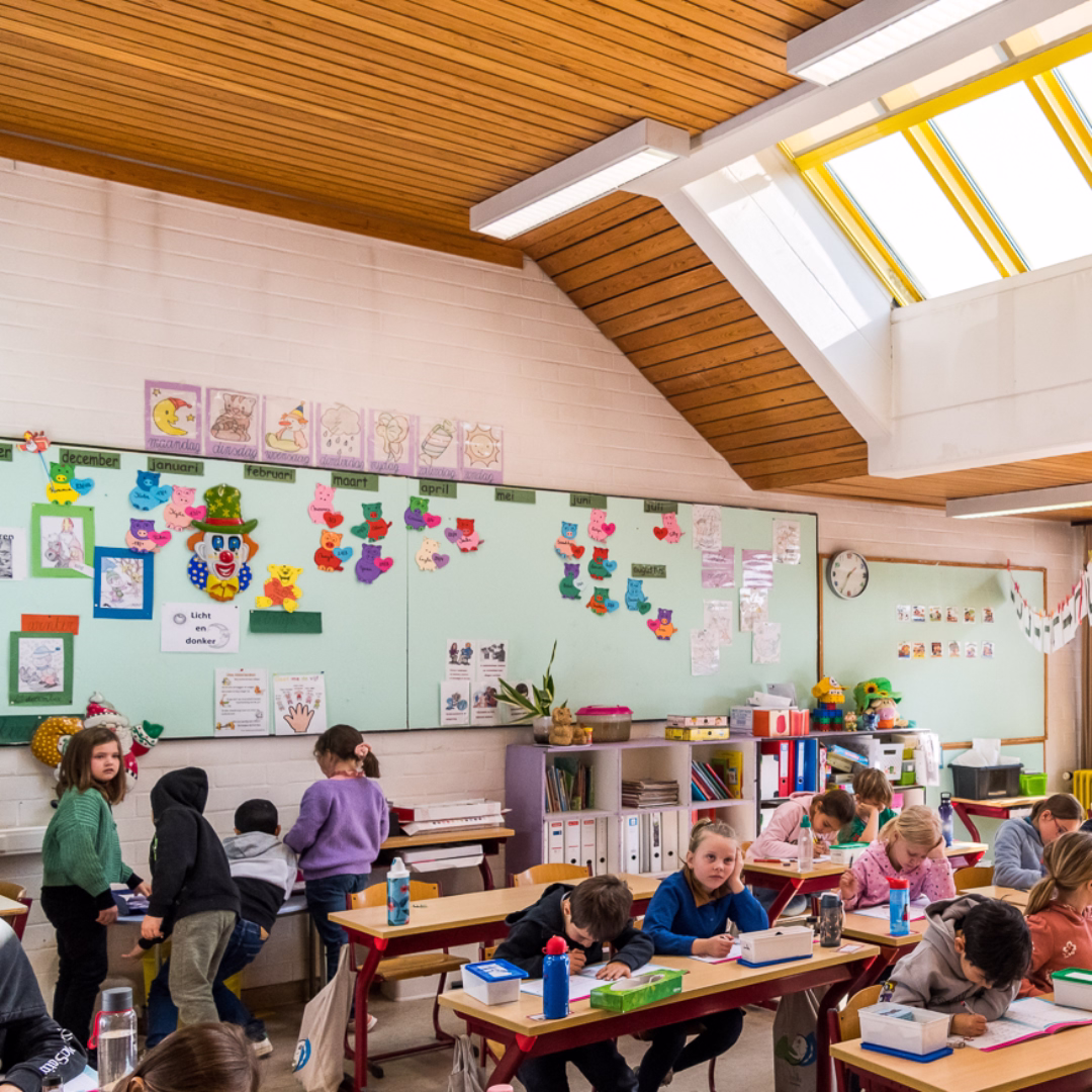 Leerlingen aan het werk in een klaslokaal van een school binnen Scholengroep SCOOP.
