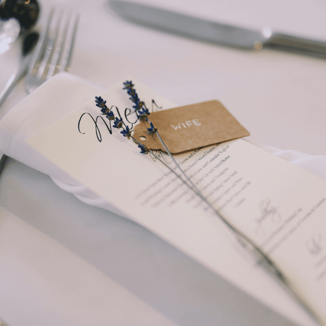 Menu en zitplaats voor de bruid tijdens haar trouwdag