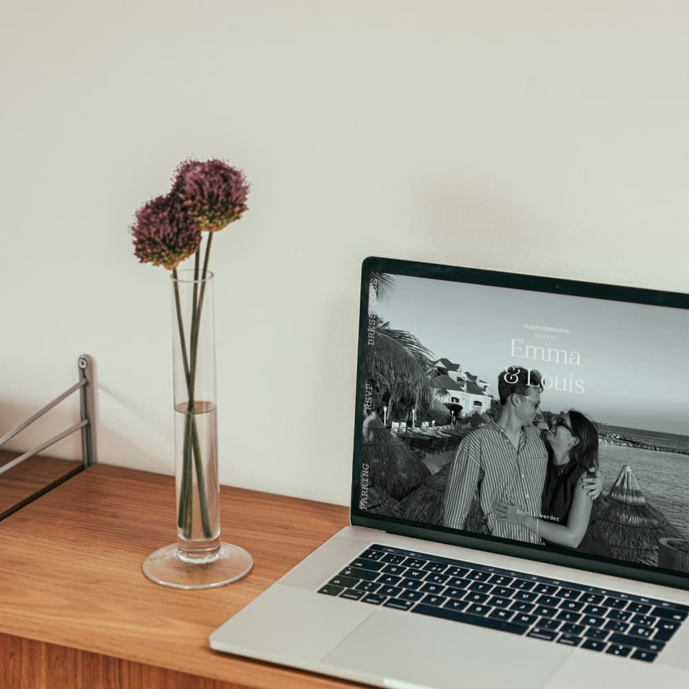 Computerscherm met een trouwwebsite