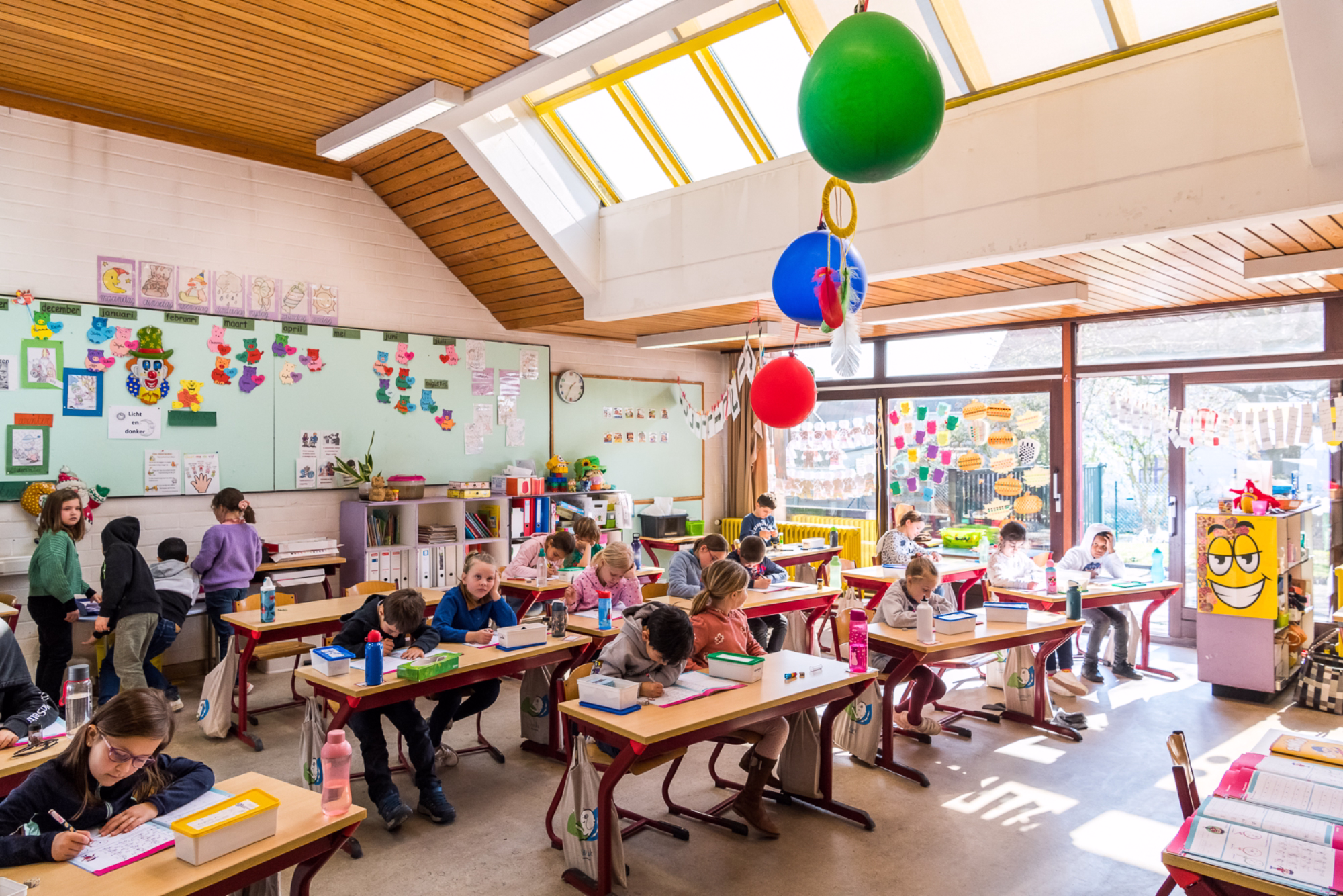 Leerlingen aan het werk in een klaslokaal van een school binnen Scholengroep SCOOP.