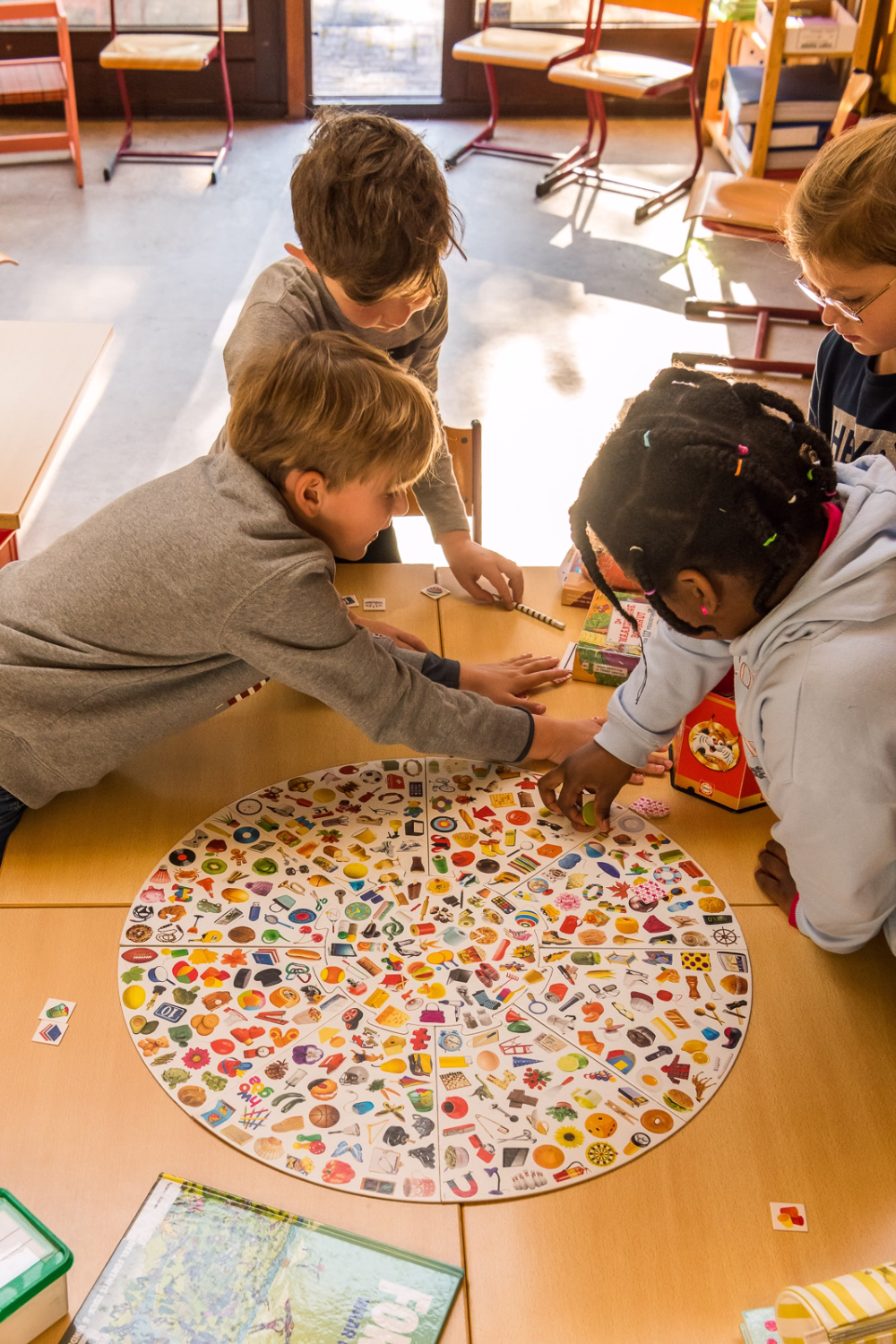 Leerlingen spelen samen een educatief spel in een klaslokaal van een basisschool.