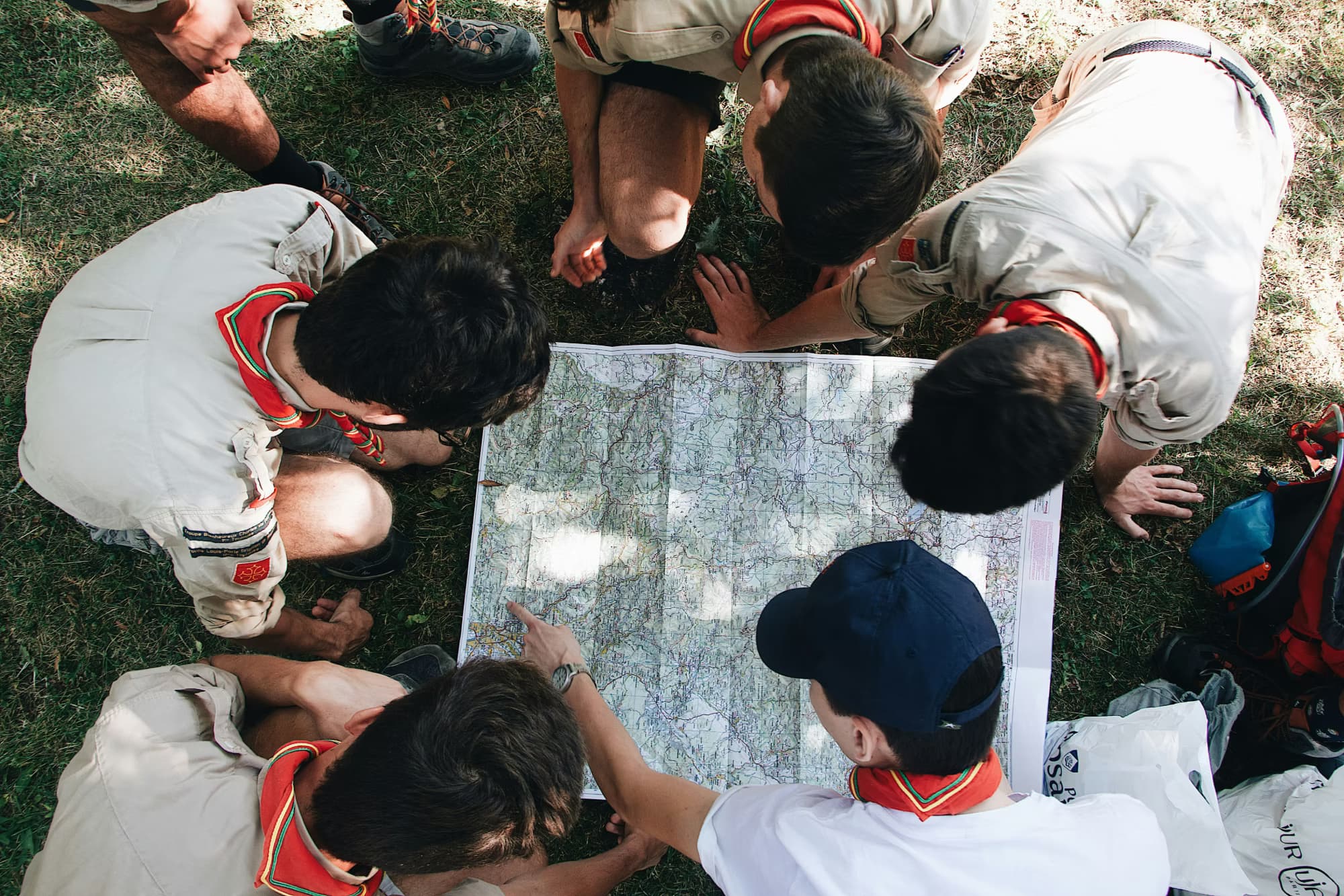Een scoutsgroep bestudeert een kaart