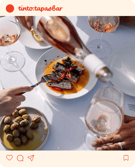 Instagram-post met verschillende tapasborden en wijnglazen.