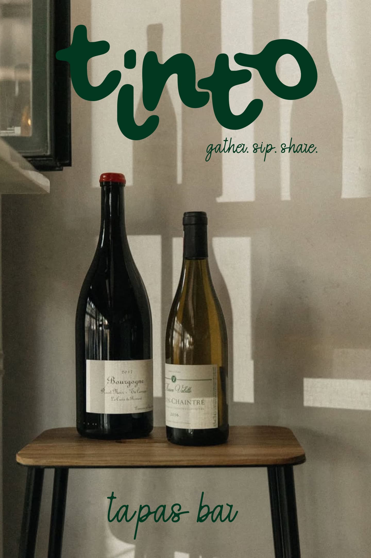 Twee flessen wijn op eent tafel.