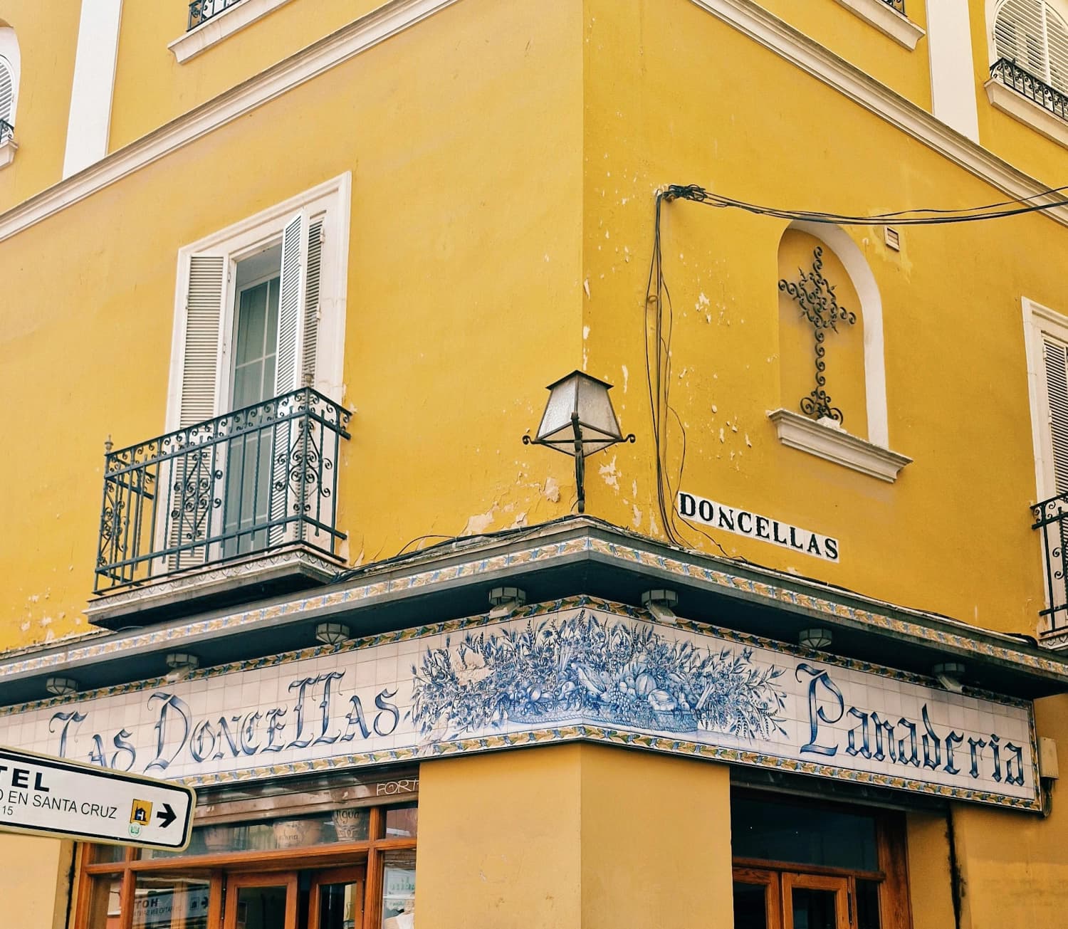 Een geel gebouw in een Spaanse stad.
