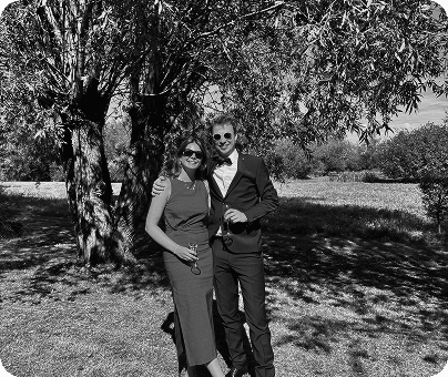 Een koppel dat poseert voor de foto