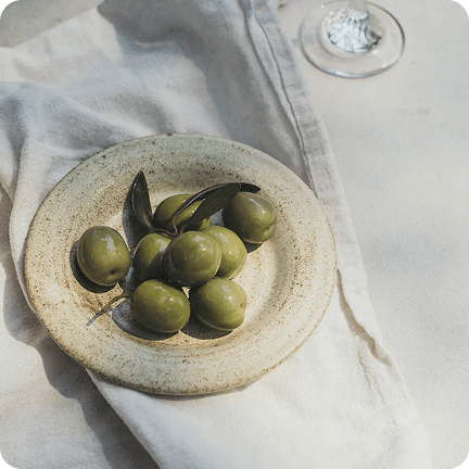 Een bordje met olijven